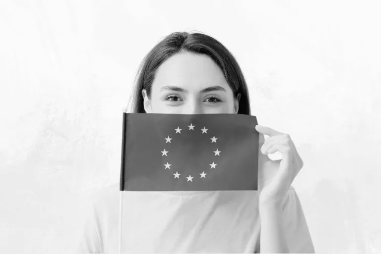 Une femme avec le drapeau Européeen illustrant un article sur le Réglement Général d'Exemption par Catégorie (RGEC)